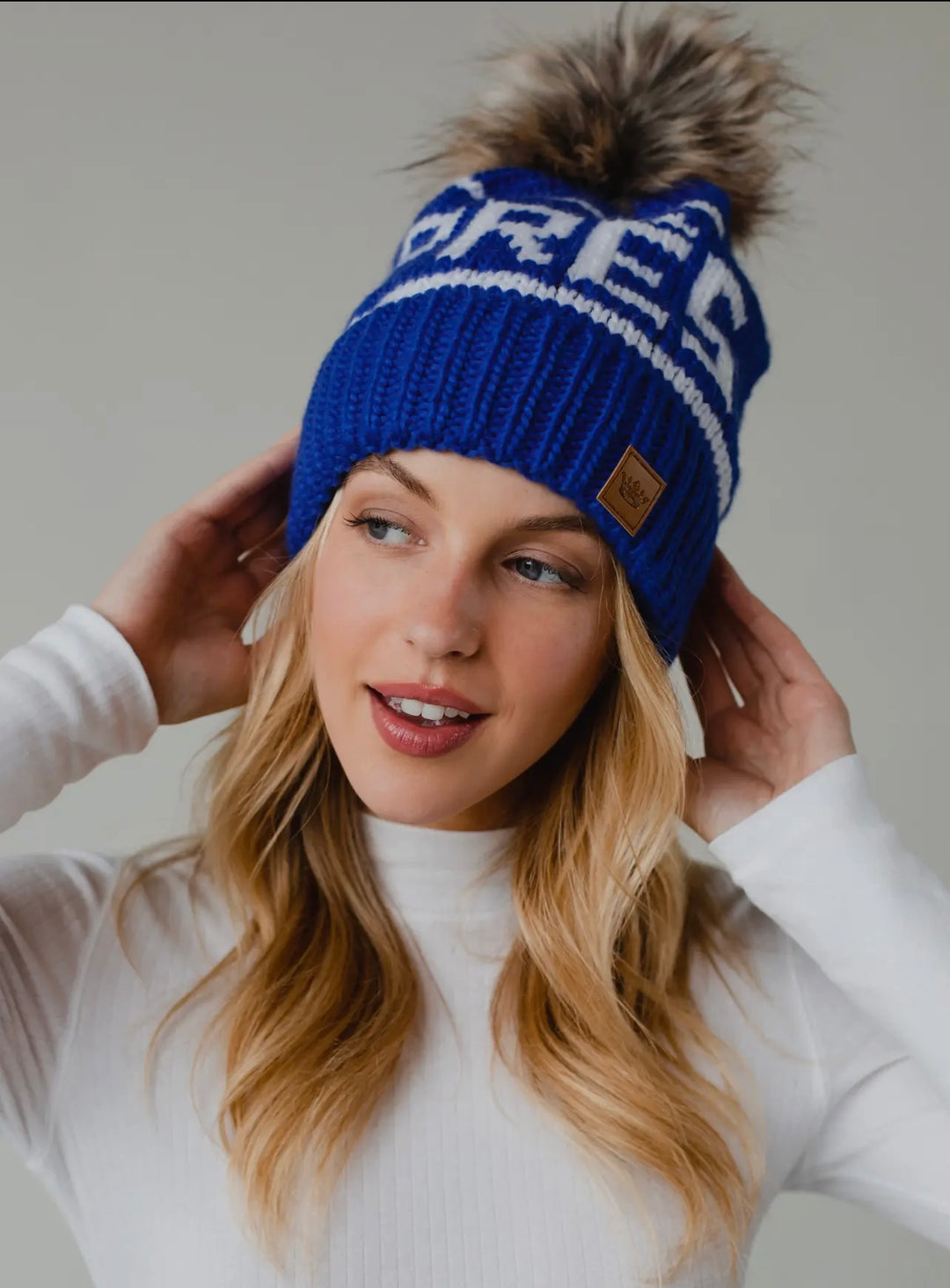 Shop Après Knit Hat Faux Fur Pom – Style Trolley display picture 1
